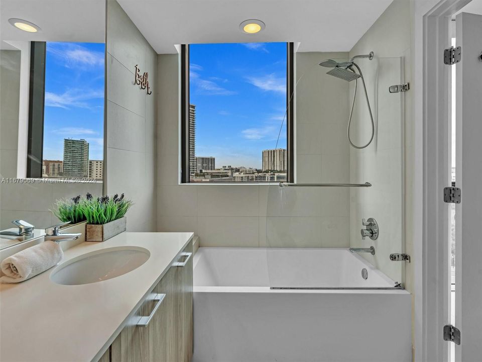 Recently Sold: $615,000 (2 beds, 2 baths, 944 Square Feet)