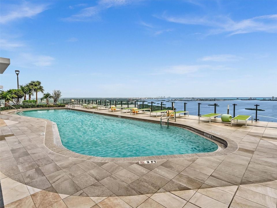 Recently Sold: $615,000 (2 beds, 2 baths, 944 Square Feet)