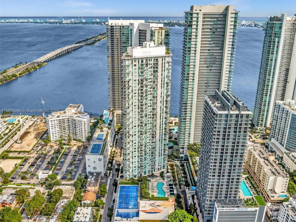Recently Sold: $615,000 (2 beds, 2 baths, 944 Square Feet)