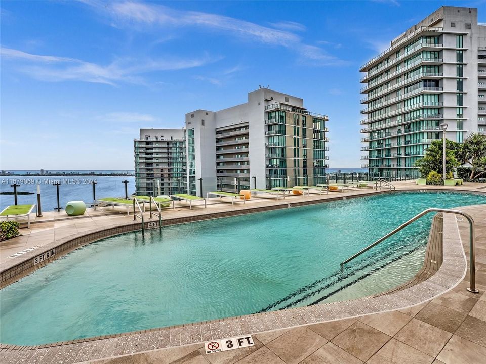 Recently Sold: $615,000 (2 beds, 2 baths, 944 Square Feet)