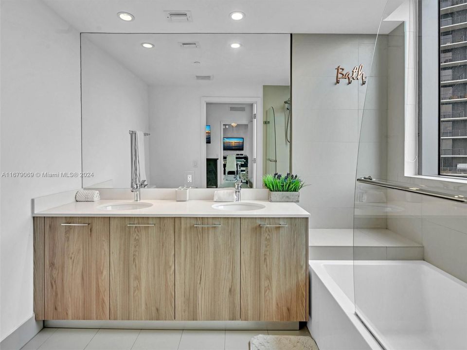 Recently Sold: $615,000 (2 beds, 2 baths, 944 Square Feet)