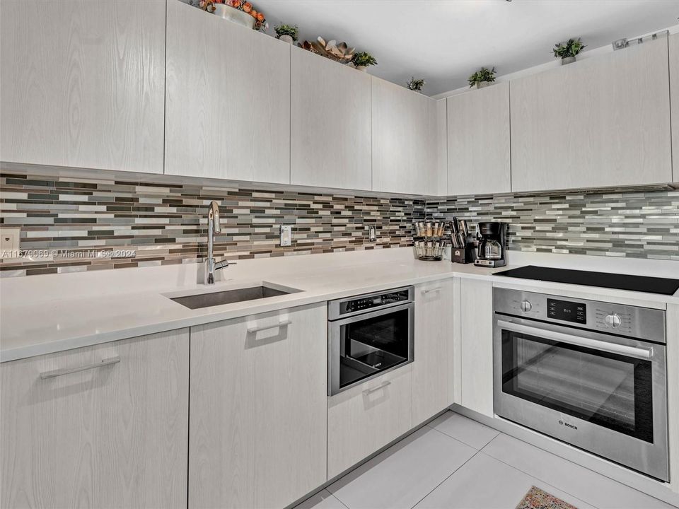 Recently Sold: $615,000 (2 beds, 2 baths, 944 Square Feet)