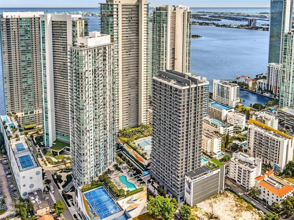 Recently Sold: $615,000 (2 beds, 2 baths, 944 Square Feet)