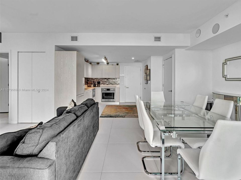 Recently Sold: $615,000 (2 beds, 2 baths, 944 Square Feet)