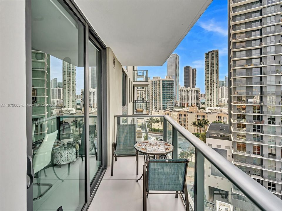 Recently Sold: $615,000 (2 beds, 2 baths, 944 Square Feet)