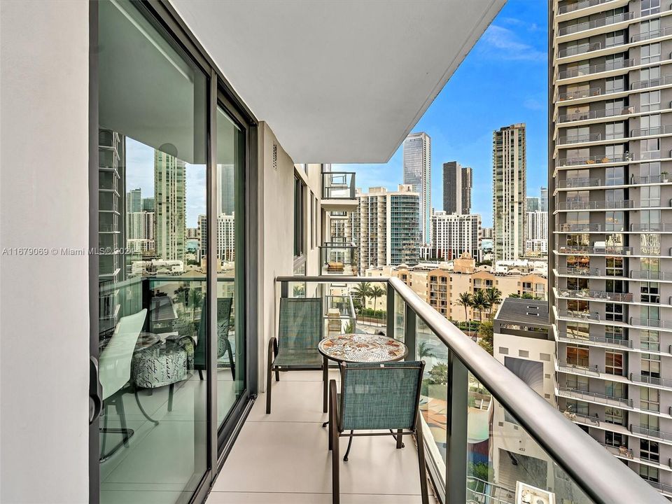 Recently Sold: $615,000 (2 beds, 2 baths, 944 Square Feet)