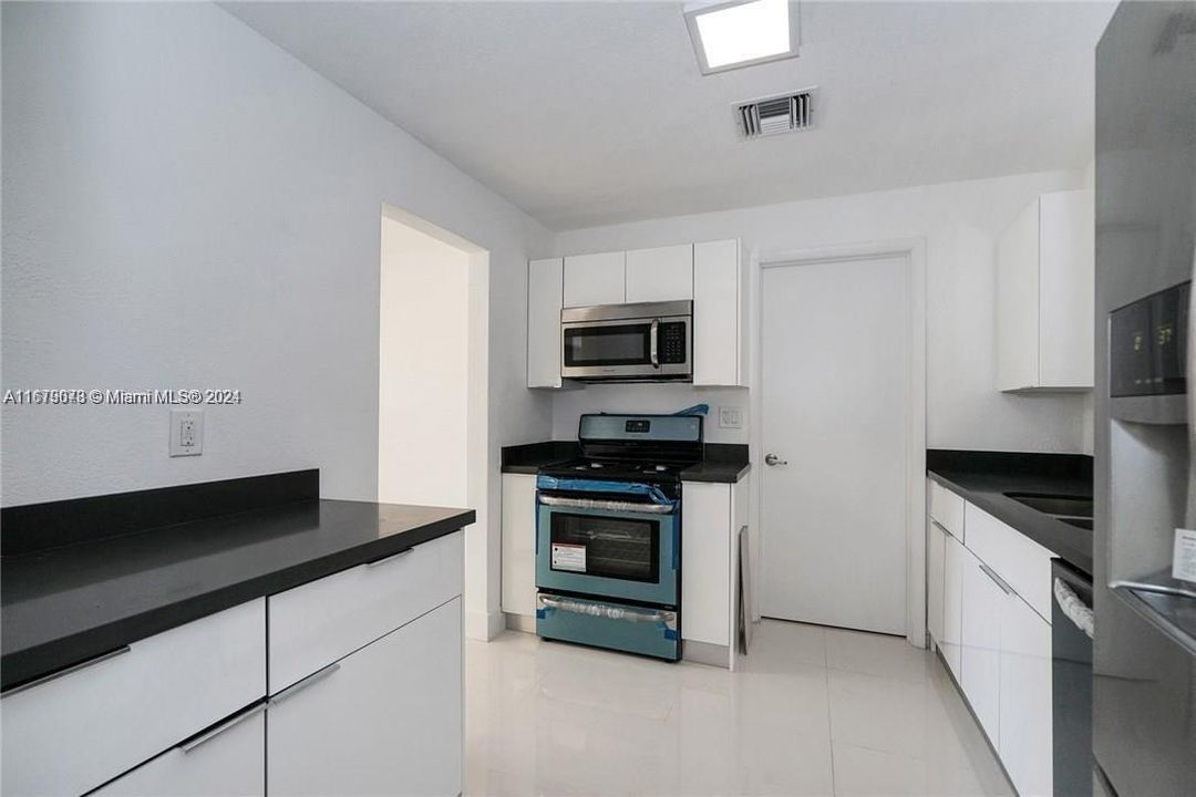 For Rent: $4,150 (3 beds, 2 baths, 1749 Square Feet)