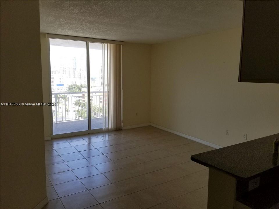 For Sale: $375,000 (1 beds, 1 baths, 734 Square Feet)