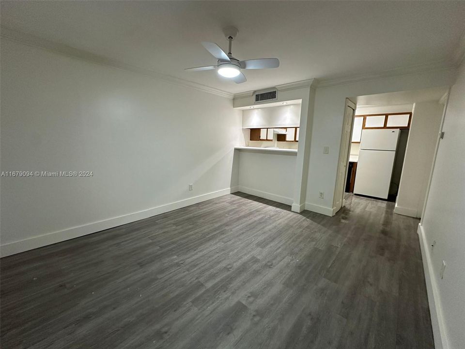 For Rent: $1,800 (1 beds, 1 baths, 693 Square Feet)