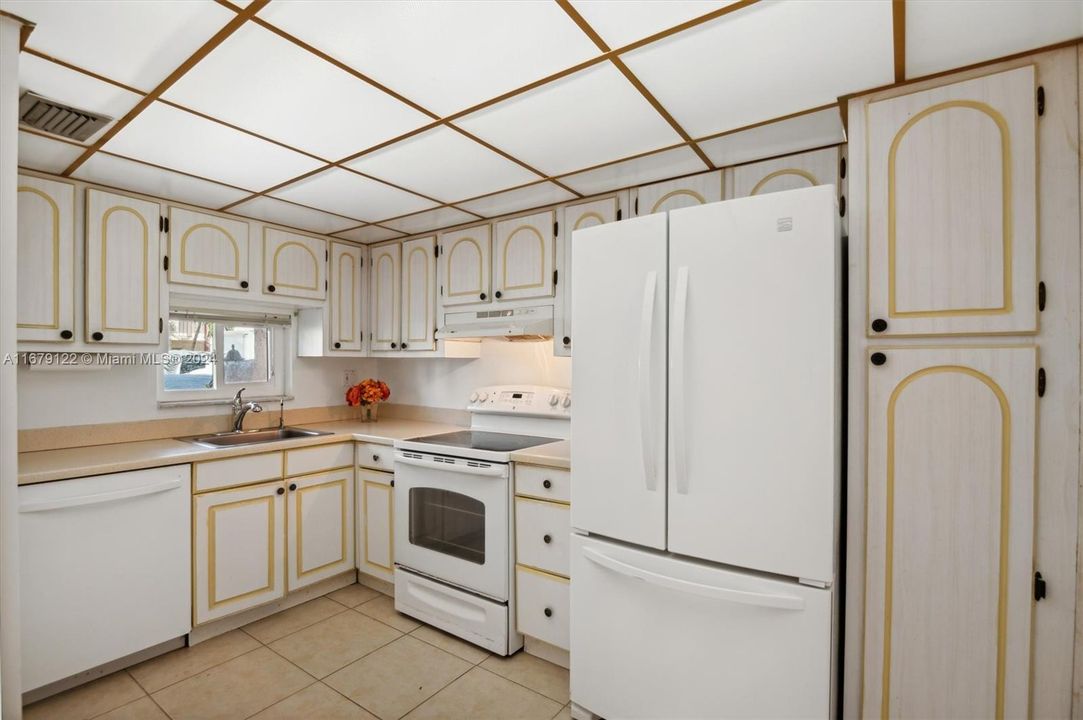 For Sale: $175,000 (2 beds, 2 baths, 1170 Square Feet)