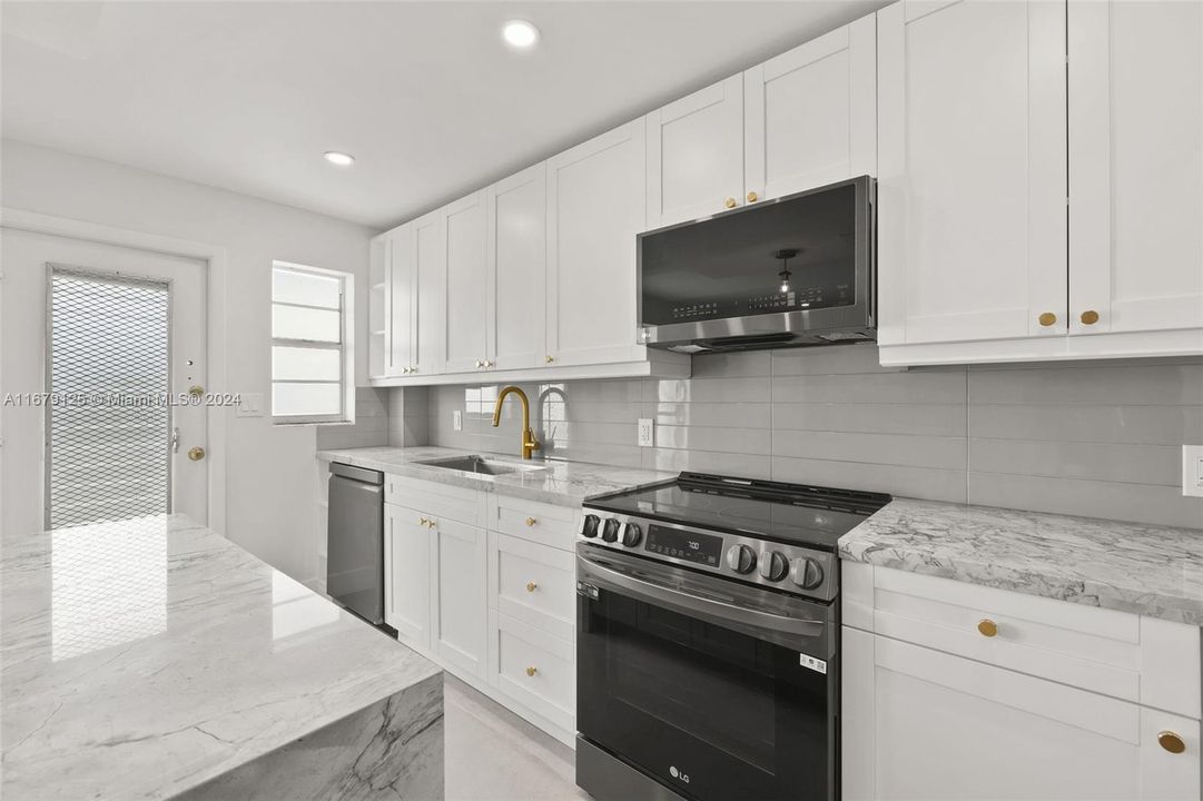 For Sale: $414,900 (2 beds, 1 baths, 770 Square Feet)