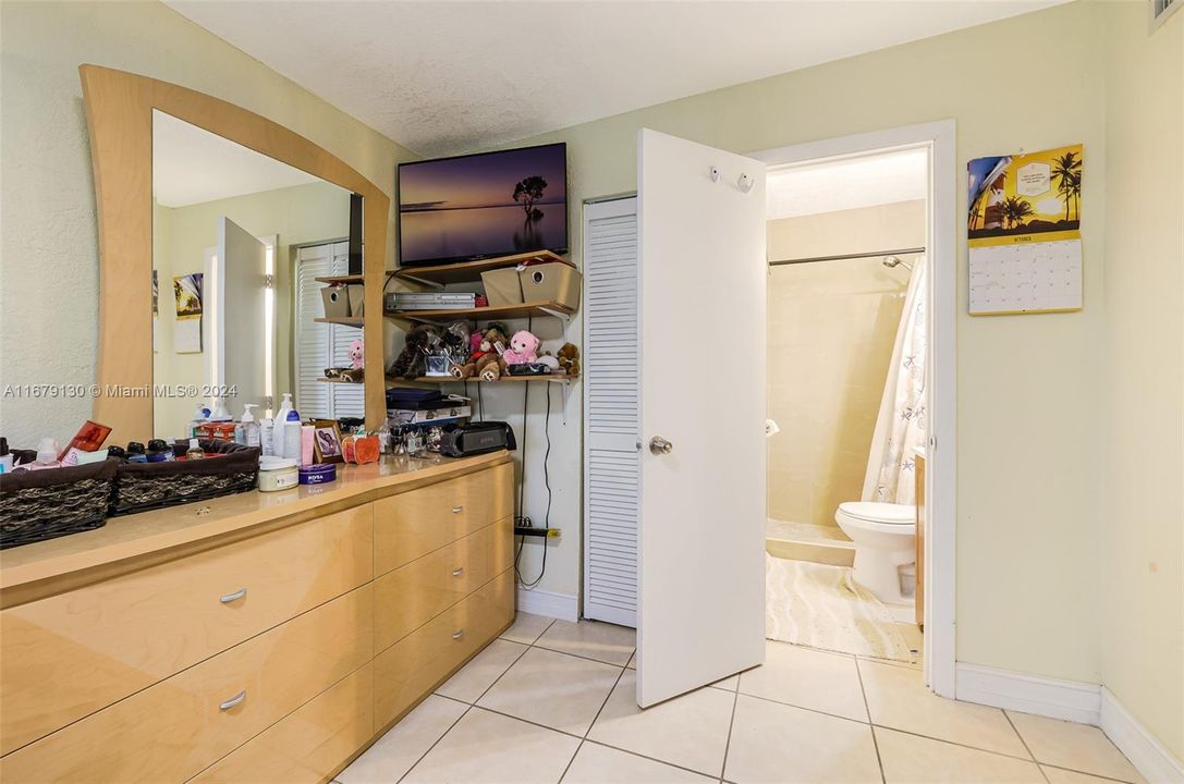 For Sale: $410,000 (2 beds, 1 baths, 900 Square Feet)