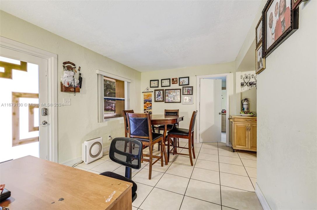 For Sale: $410,000 (2 beds, 1 baths, 900 Square Feet)