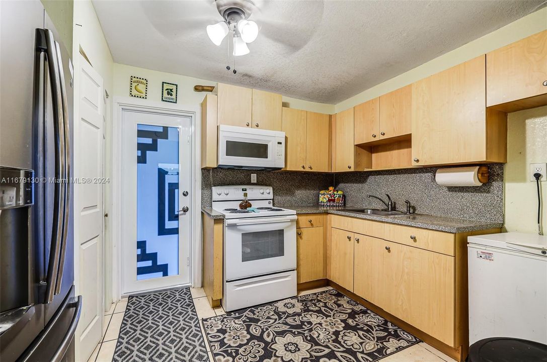 For Sale: $410,000 (2 beds, 1 baths, 900 Square Feet)