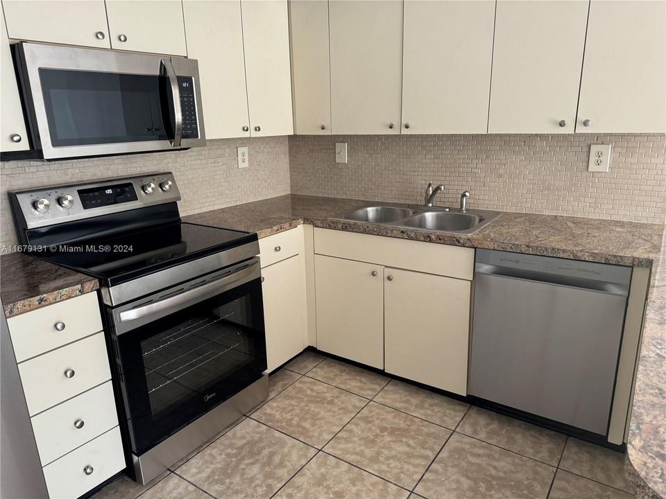 For Rent: $3,000 (3 beds, 2 baths, 1152 Square Feet)