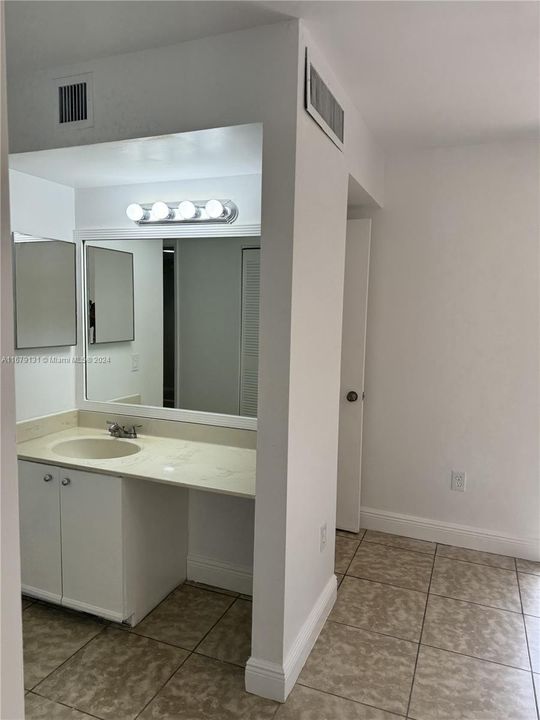 For Rent: $3,000 (3 beds, 2 baths, 1152 Square Feet)