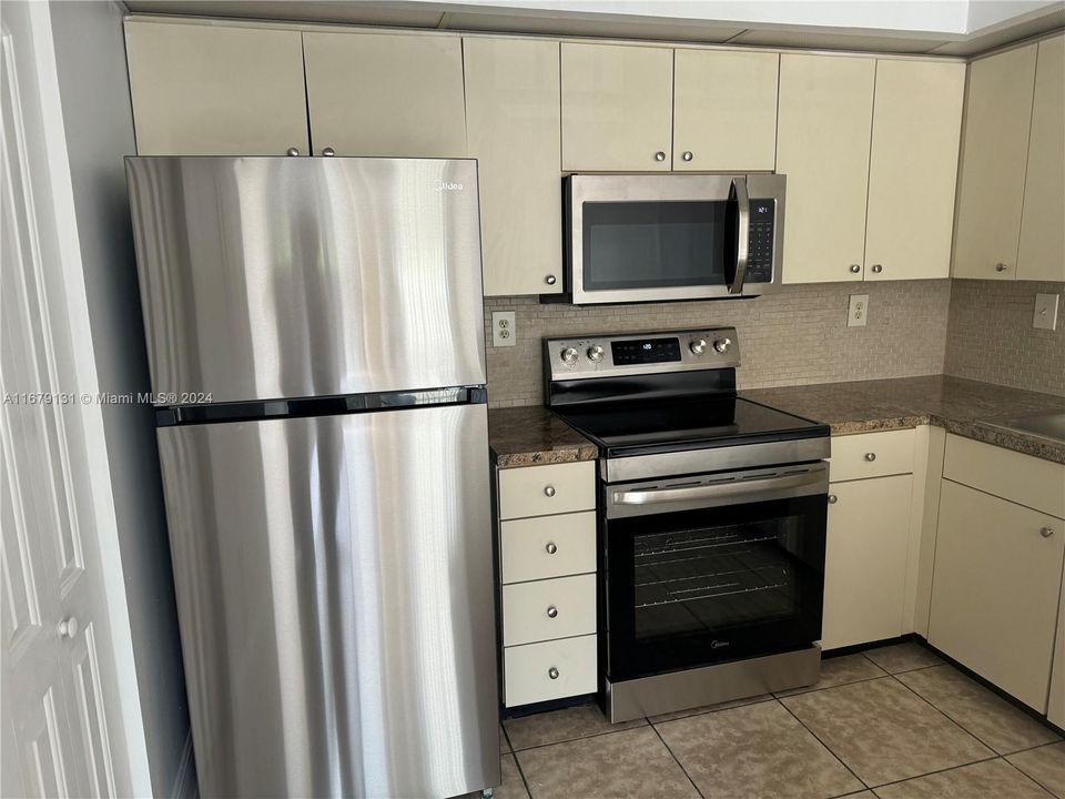 For Rent: $3,000 (3 beds, 2 baths, 1152 Square Feet)