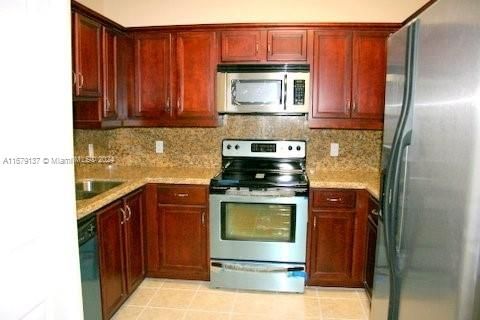 For Rent: $2,450 (2 beds, 2 baths, 970 Square Feet)