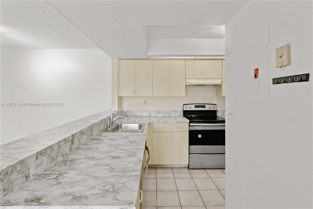 For Rent: $2,100 (2 beds, 2 baths, 1113 Square Feet)