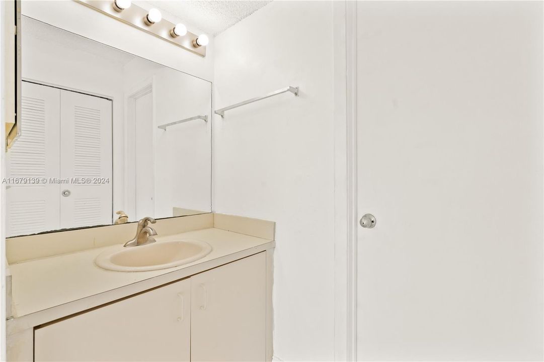 For Rent: $2,100 (2 beds, 2 baths, 1113 Square Feet)