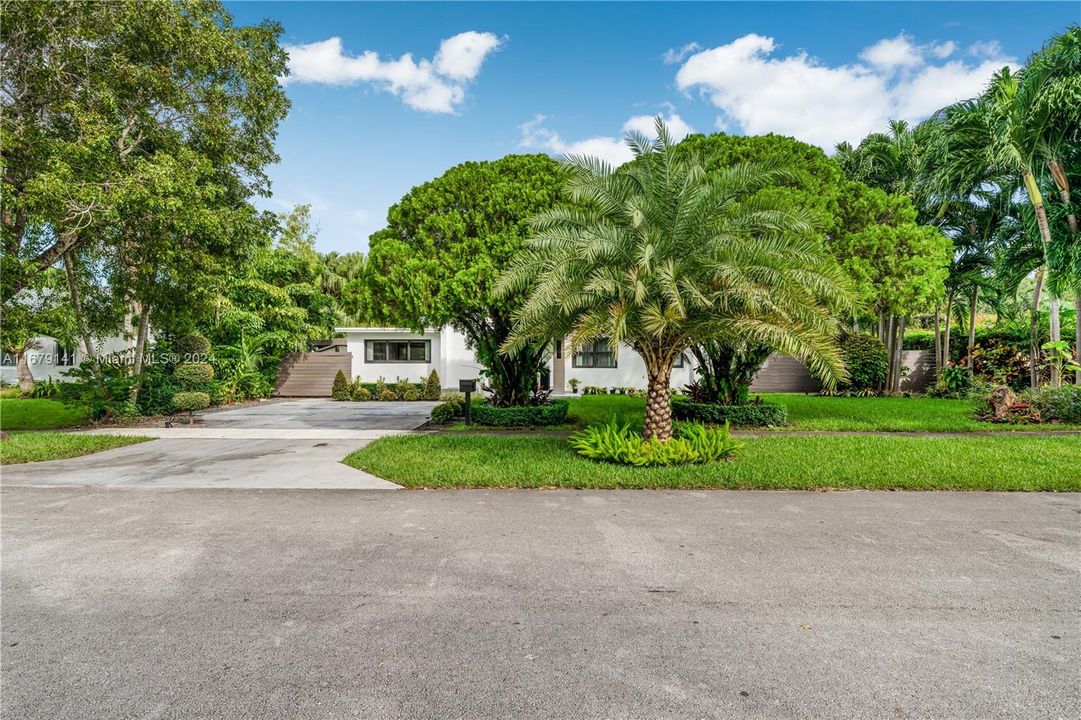 For Sale: $1,117,000 (4 beds, 2 baths, 1316 Square Feet)