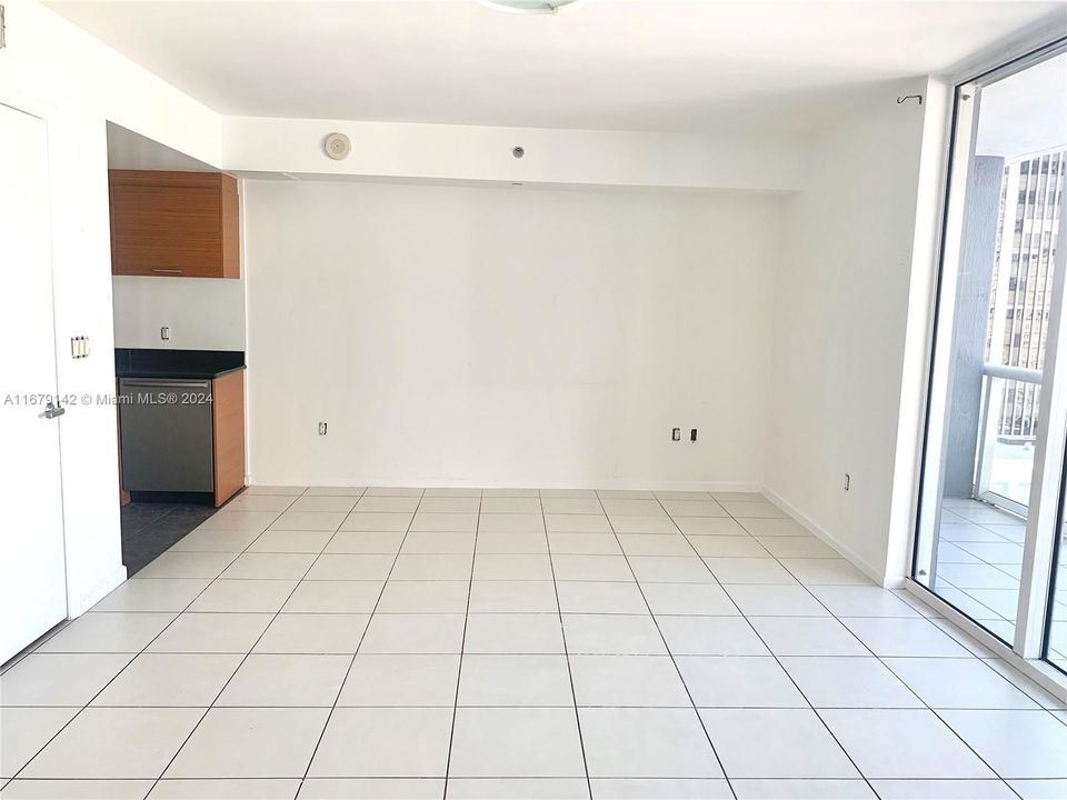 For Rent: $2,400 (0 beds, 1 baths, 567 Square Feet)