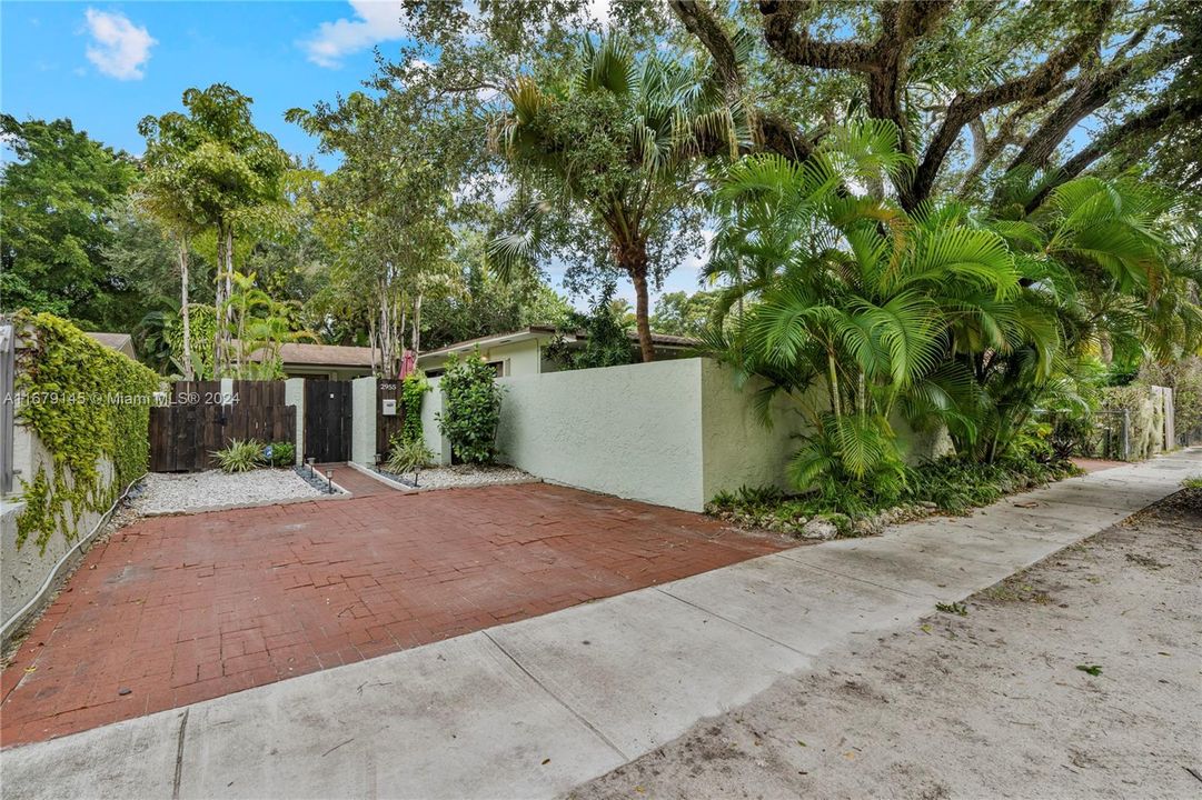 For Sale: $1,250,000 (3 beds, 2 baths, 1530 Square Feet)