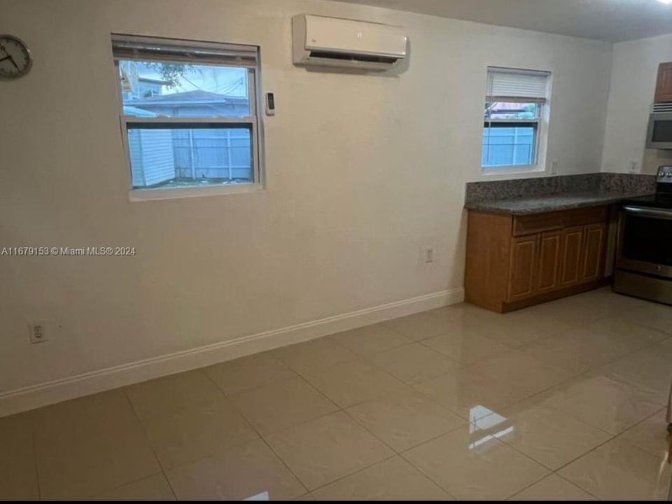 For Rent: $1,800 (1 beds, 1 baths, 1571 Square Feet)