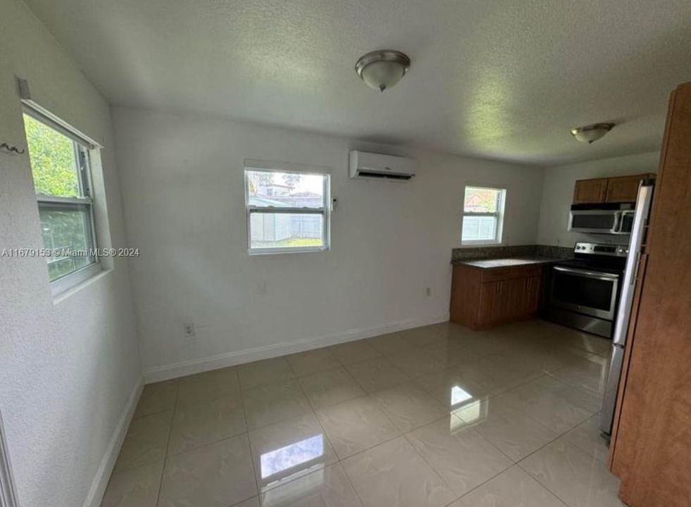 For Rent: $1,800 (1 beds, 1 baths, 1571 Square Feet)