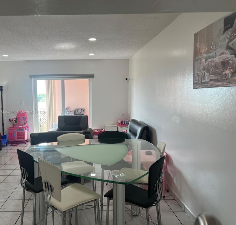 For Sale: $255,000 (2 beds, 2 baths, 870 Square Feet)