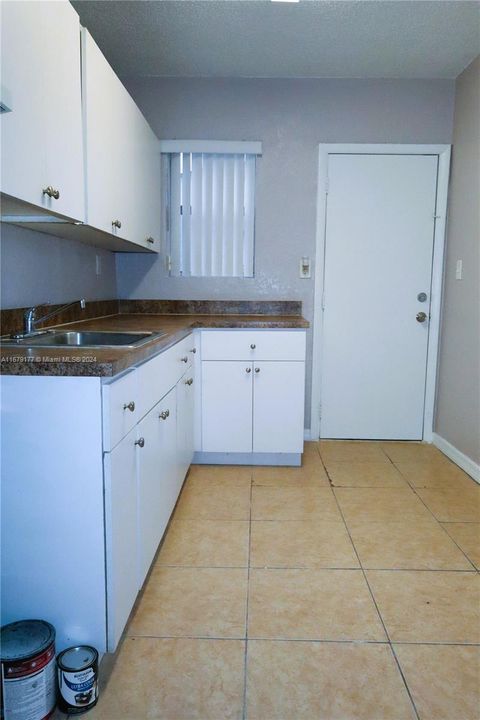 For Rent: $1,600 (1 beds, 1 baths, 1991 Square Feet)