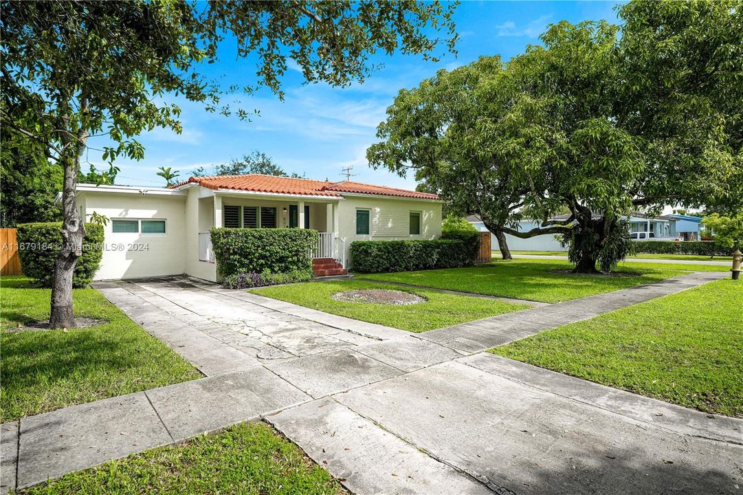 For Sale: $950,000 (4 beds, 2 baths, 1872 Square Feet)