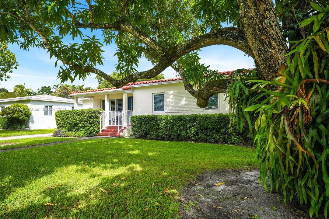 For Sale: $950,000 (4 beds, 2 baths, 1872 Square Feet)