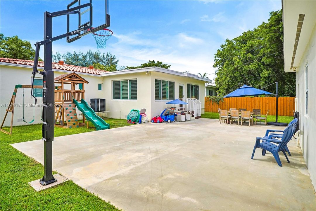 For Sale: $950,000 (4 beds, 2 baths, 1872 Square Feet)