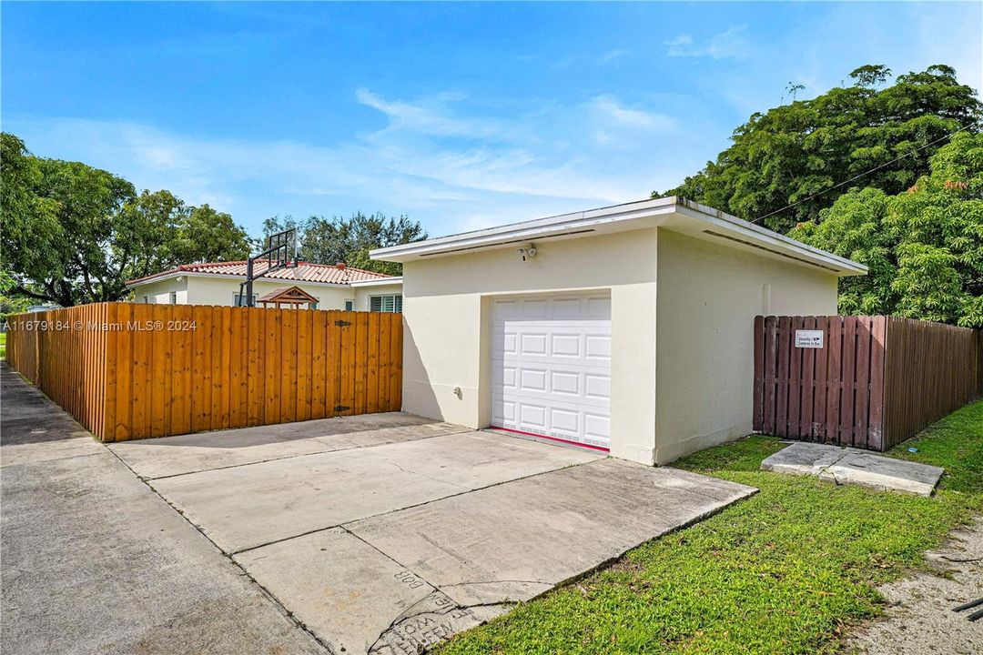 For Sale: $950,000 (4 beds, 2 baths, 1872 Square Feet)