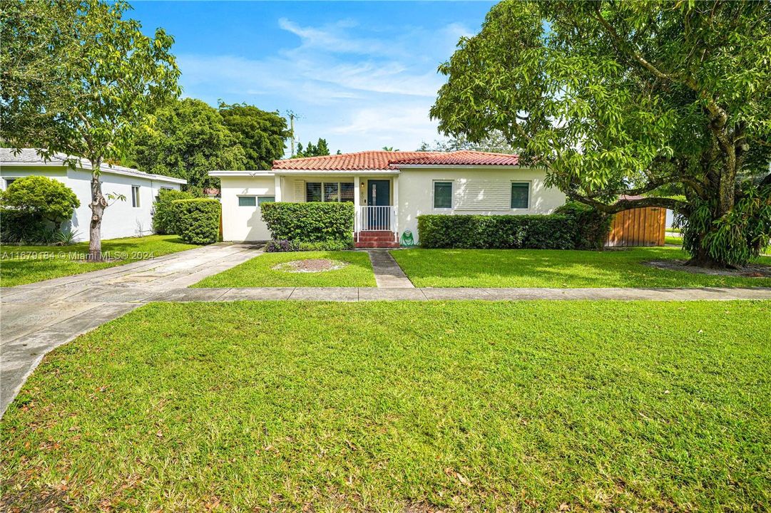 For Sale: $950,000 (4 beds, 2 baths, 1872 Square Feet)