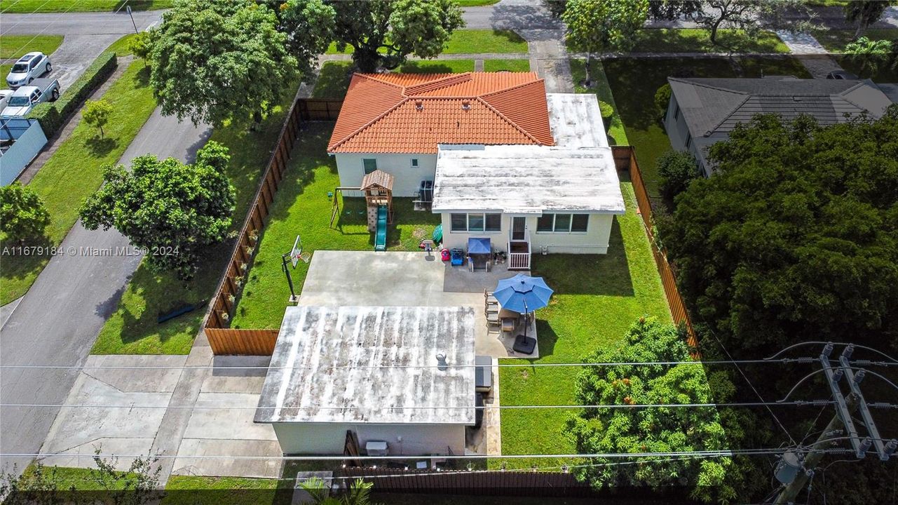 En Venta: $950,000 (4 camas, 2 baños, 1872 Pies cuadrados)