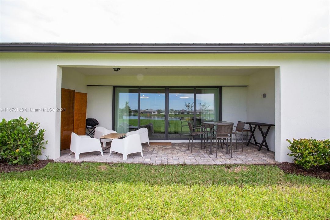 En Venta: $1,375,000 (3 camas, 2 baños, 2468 Pies cuadrados)