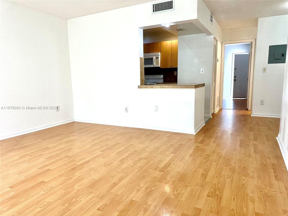 For Rent: $1,800 (1 beds, 1 baths, 630 Square Feet)