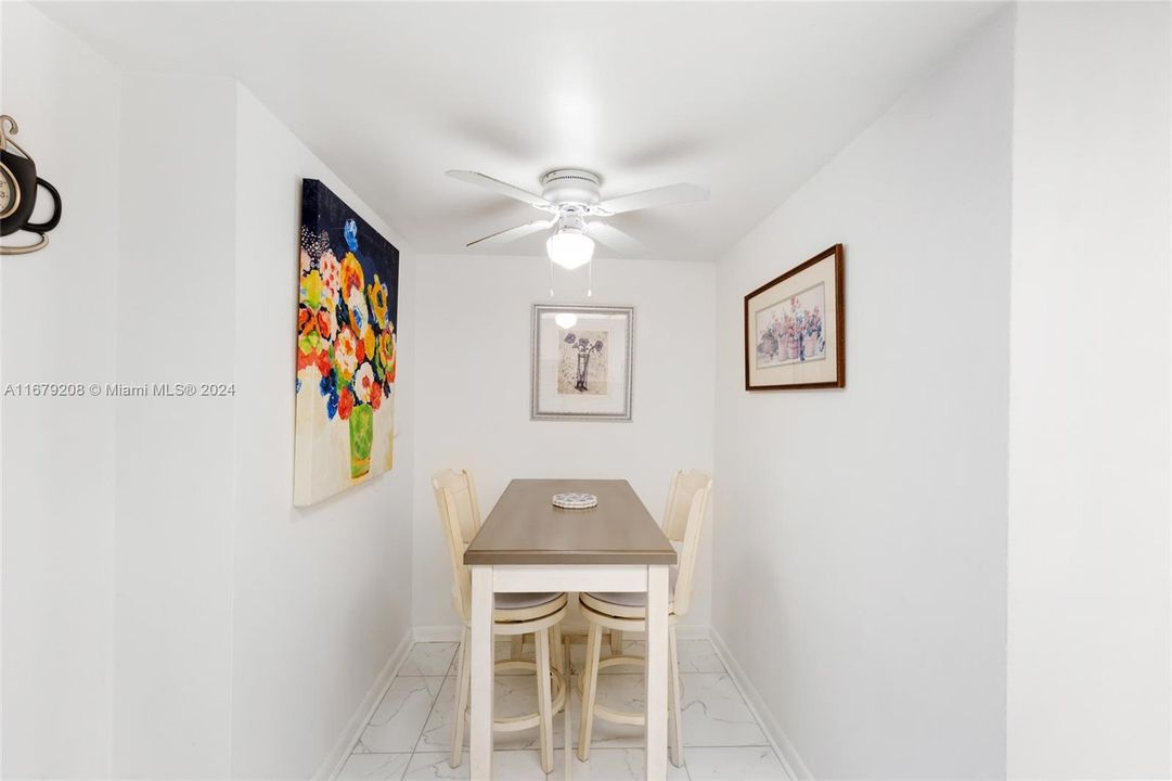 For Sale: $305,000 (1 beds, 1 baths, 684 Square Feet)