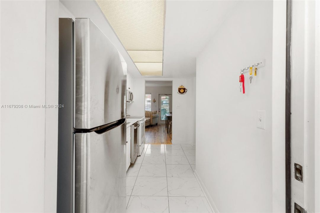 For Sale: $305,000 (1 beds, 1 baths, 684 Square Feet)