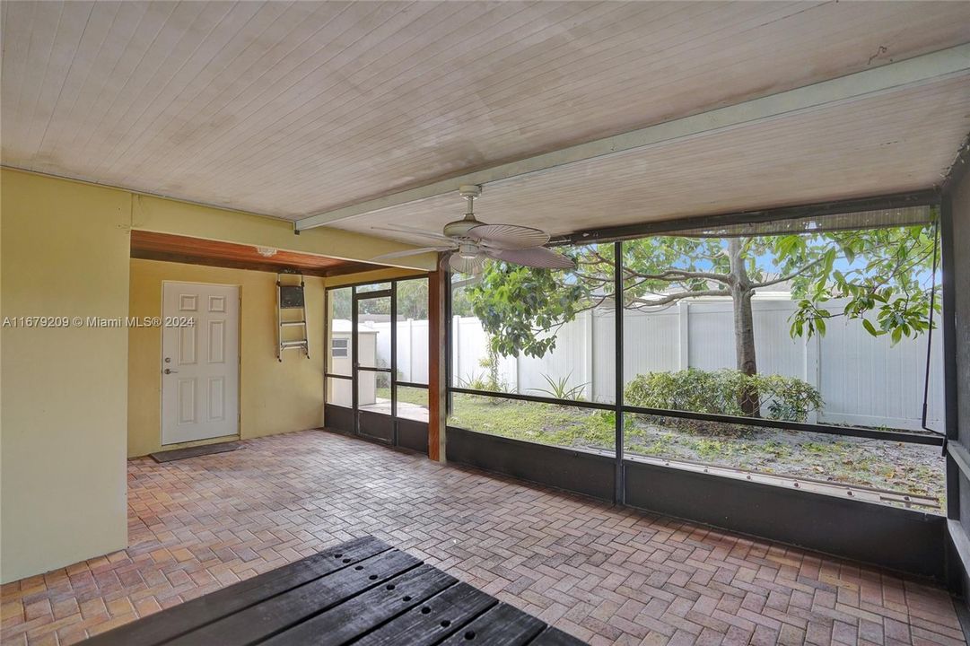 En Venta: $549,000 (4 camas, 2 baños, 1890 Pies cuadrados)