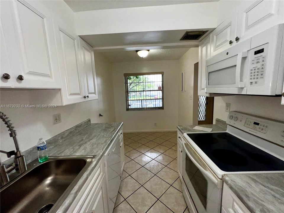 For Sale: $185,000 (2 beds, 2 baths, 1002 Square Feet)