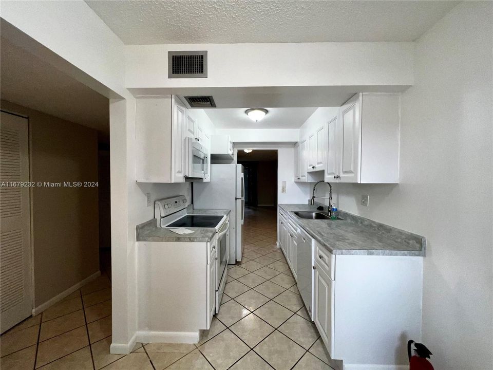 For Sale: $185,000 (2 beds, 2 baths, 1002 Square Feet)