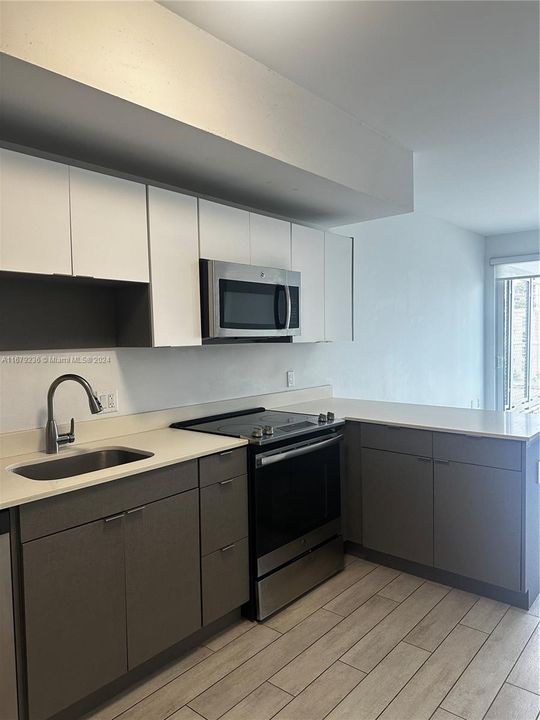 For Rent: $2,400 (1 beds, 1 baths, 560 Square Feet)