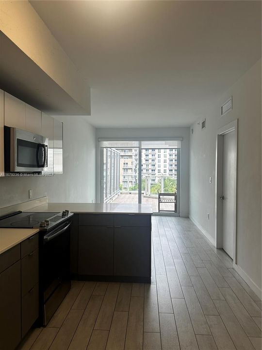 For Rent: $2,400 (1 beds, 1 baths, 560 Square Feet)