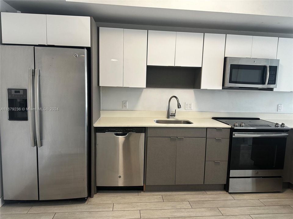 For Rent: $2,400 (1 beds, 1 baths, 560 Square Feet)