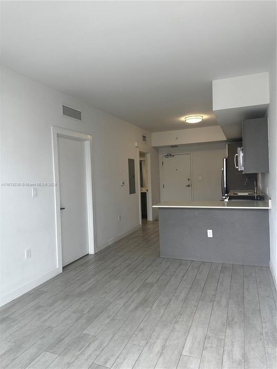 For Rent: $2,400 (1 beds, 1 baths, 560 Square Feet)