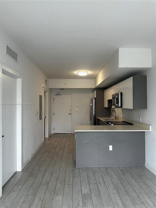 For Rent: $2,400 (1 beds, 1 baths, 560 Square Feet)