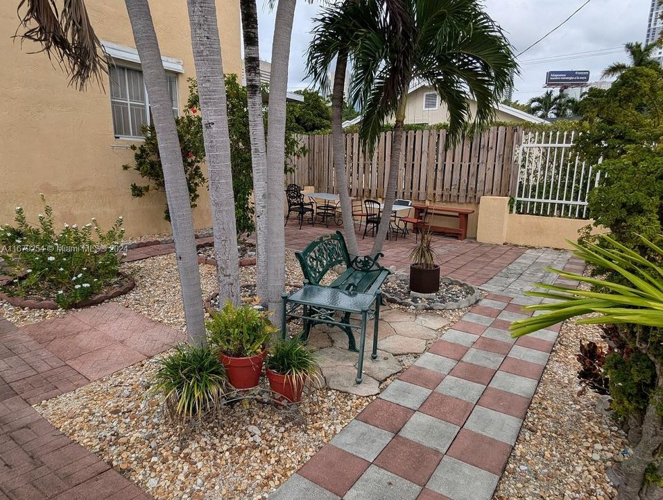 For Rent: $3,350 (3 beds, 2 baths, 1100 Square Feet)